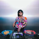 DJ Pee .Wee kadroya yüksek enerjili bir set getiriyor